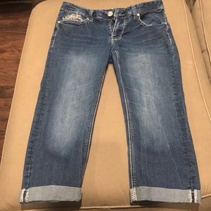 Cropped blue jeans with cuffs